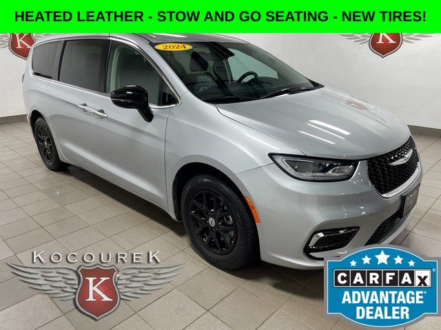 2024 Chrysler Pacifica Touring L's photo