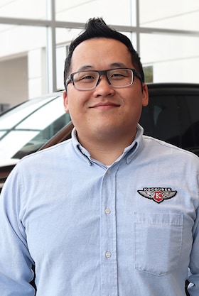 Staff member Chen from ID_746072