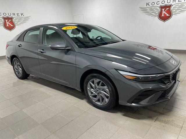 2025 Hyundai Elantra Blue's photo