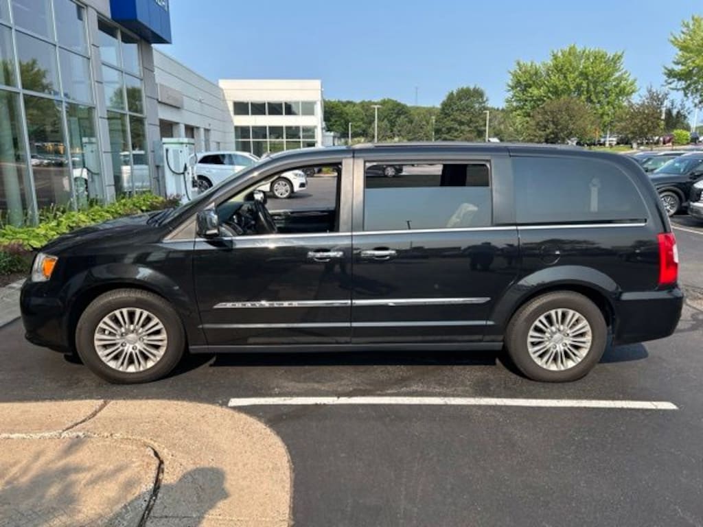 Used 2016 Chrysler Town & Country Touring-L Minivan/Van