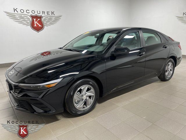 2025 Hyundai Elantra SE photo 2