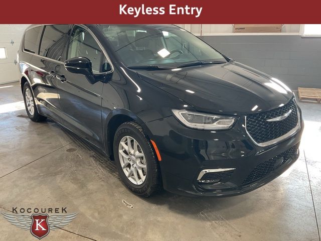 2024 Chrysler Pacifica Touring L's photo