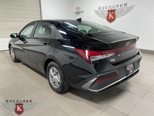2025 Hyundai Elantra SE photo 3