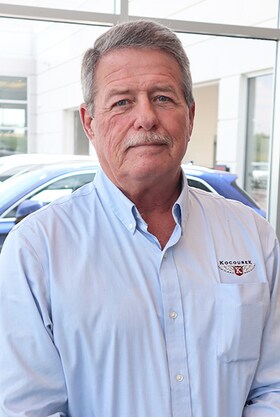 Staff member Tom from 602e0306781a