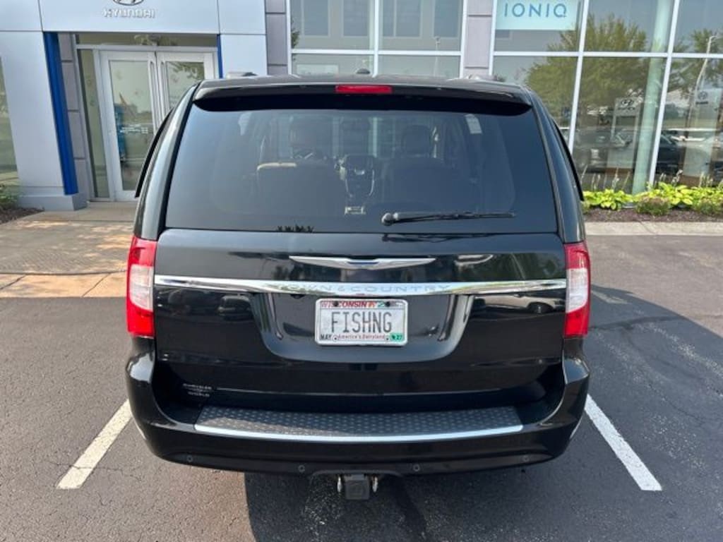 Used 2016 Chrysler Town & Country Touring-L Minivan/Van