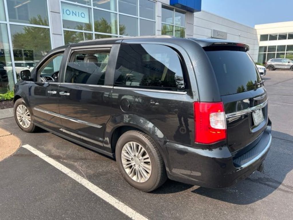 Used 2016 Chrysler Town & Country Touring-L Minivan/Van