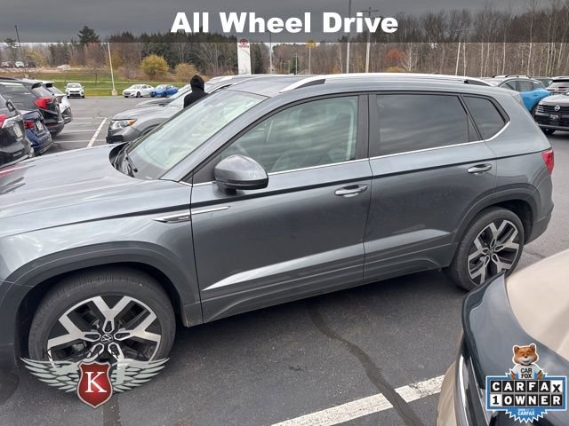 2022 Volkswagen Taos SEL photo 2