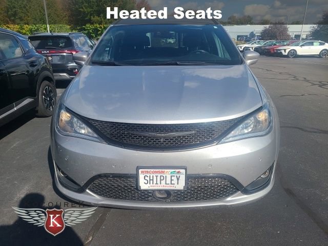 2019 Chrysler Pacifica Touring Plus photo 2