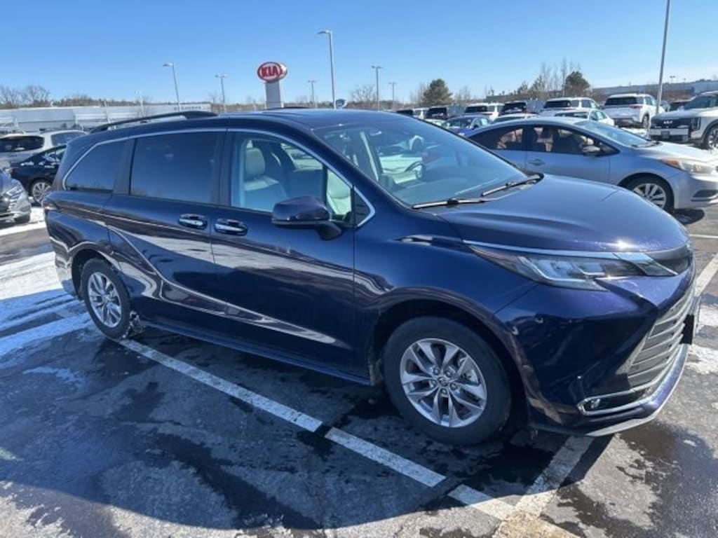 Used 2022 Toyota Sienna XLE 7 Passenger Van Passenger Van