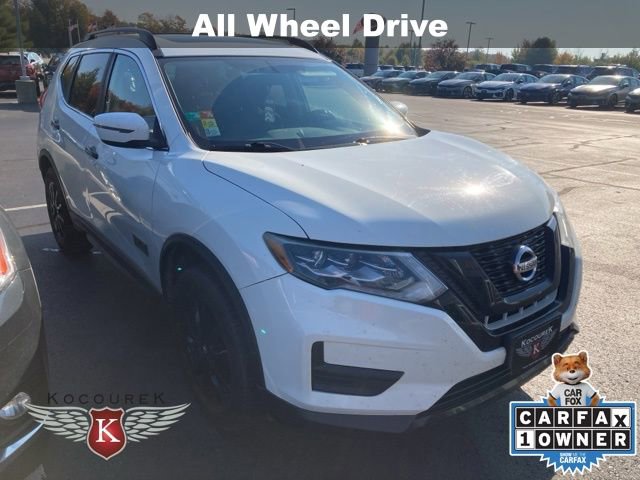 2017 Nissan Rogue SV photo 2