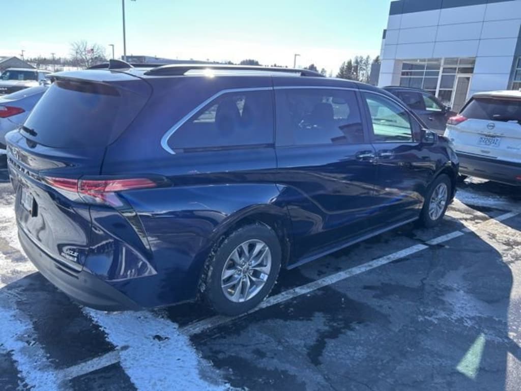 Used 2022 Toyota Sienna XLE 7 Passenger Van Passenger Van