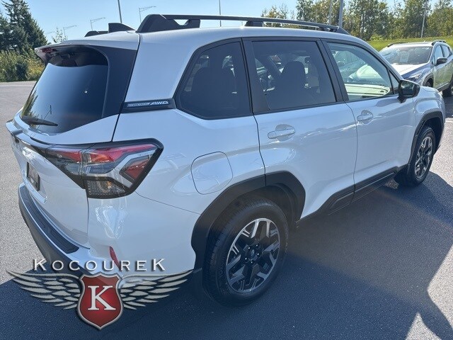 2025 Subaru Forester Premium Base photo 3