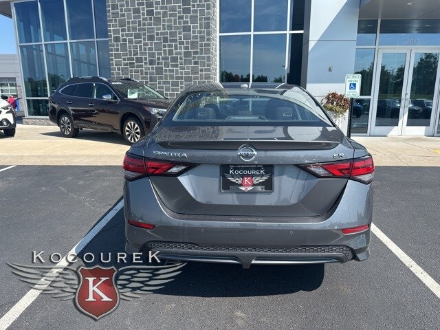 2022 Nissan Sentra SR photo 2