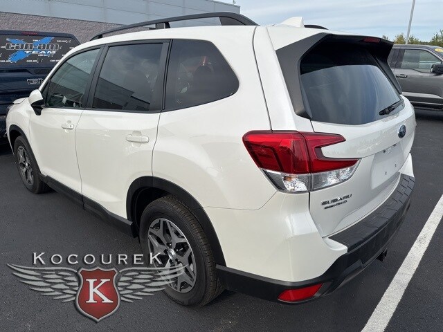 2020 Subaru Forester Premium photo 4