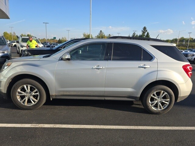 2017 Chevrolet Equinox LT photo 2