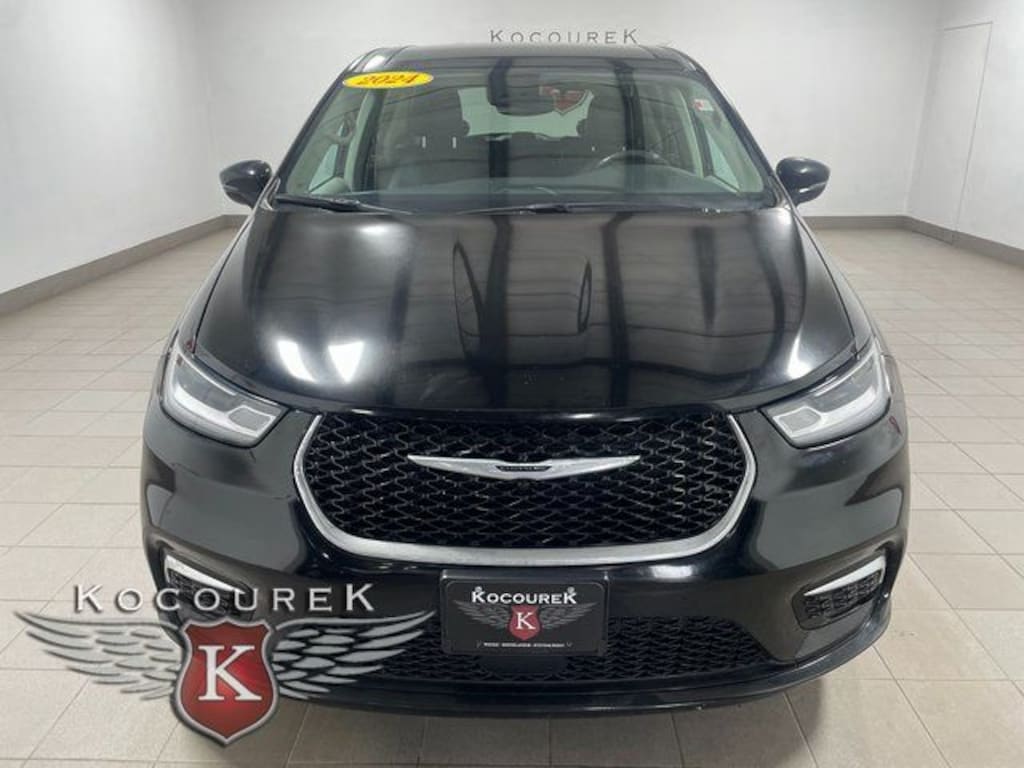 Used 2024 Chrysler Pacifica Touring L Minivan/Van