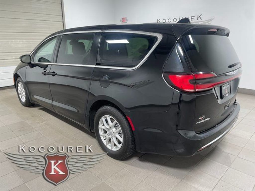 Used 2024 Chrysler Pacifica Touring L Minivan/Van