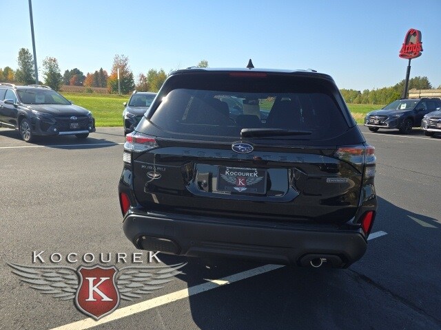 2025 Subaru Forester Touring photo 4