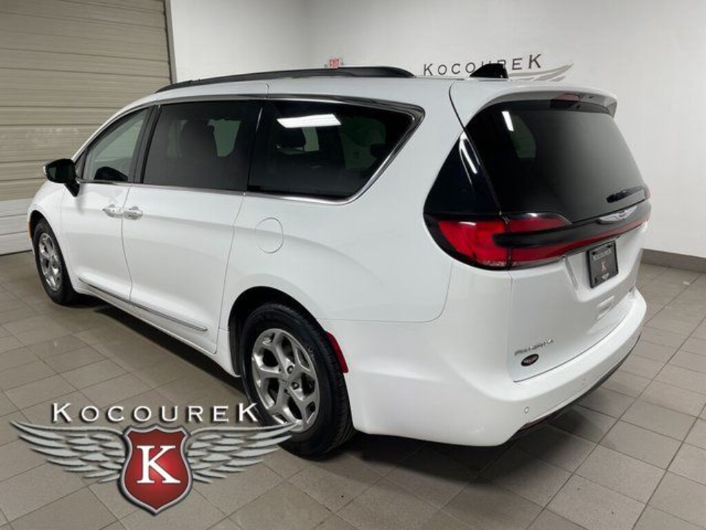 Used 2023 Chrysler Pacifica Limited Minivan/Van