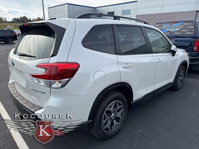 2020 Subaru Forester Premium photo 3