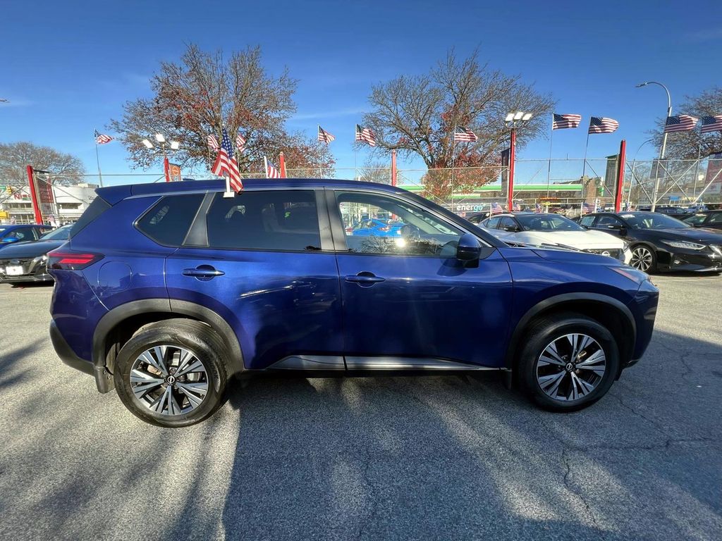 2022 Nissan Rogue SV photo 4