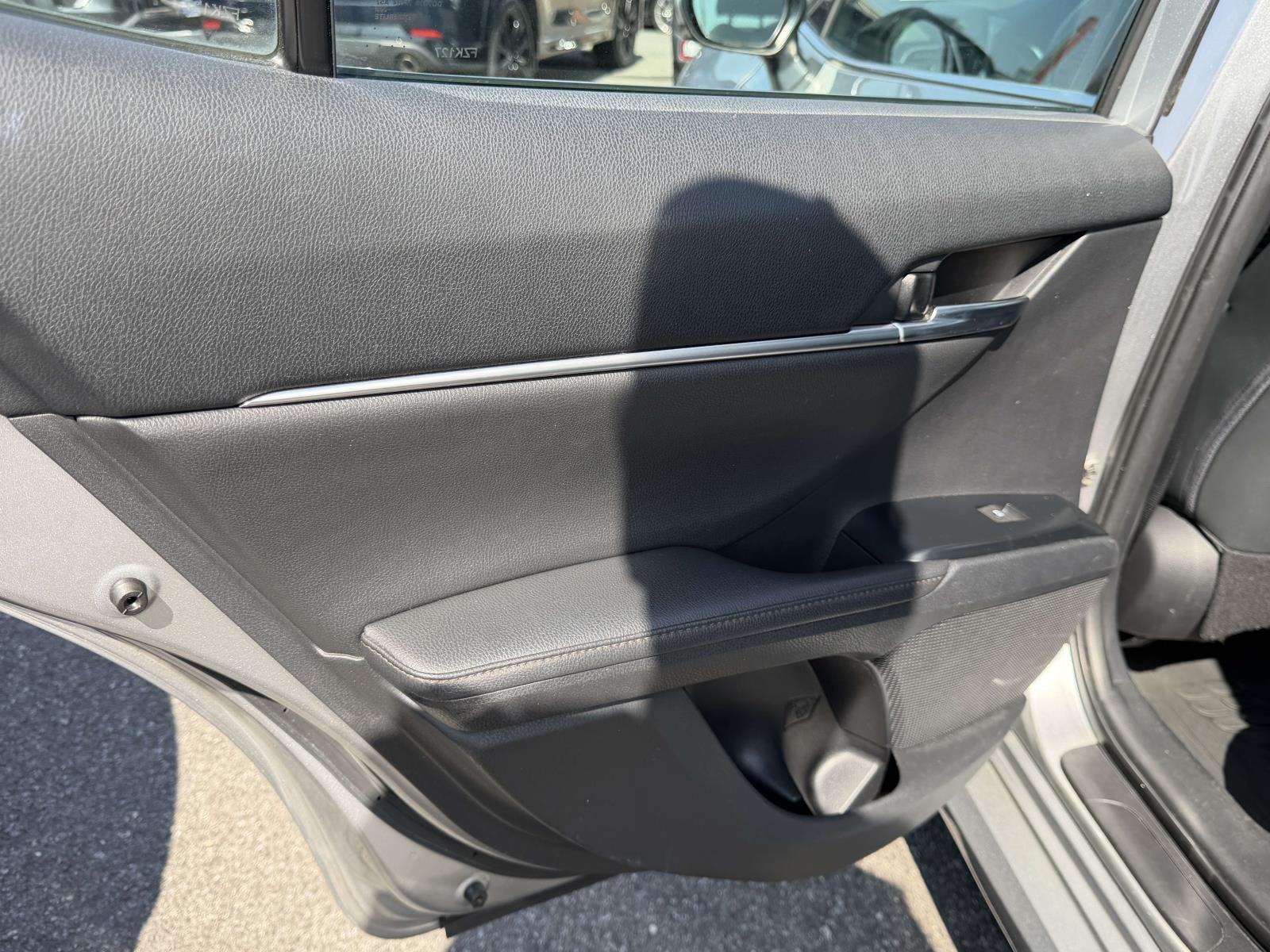 2019 Toyota Camry XLE - Photo 11