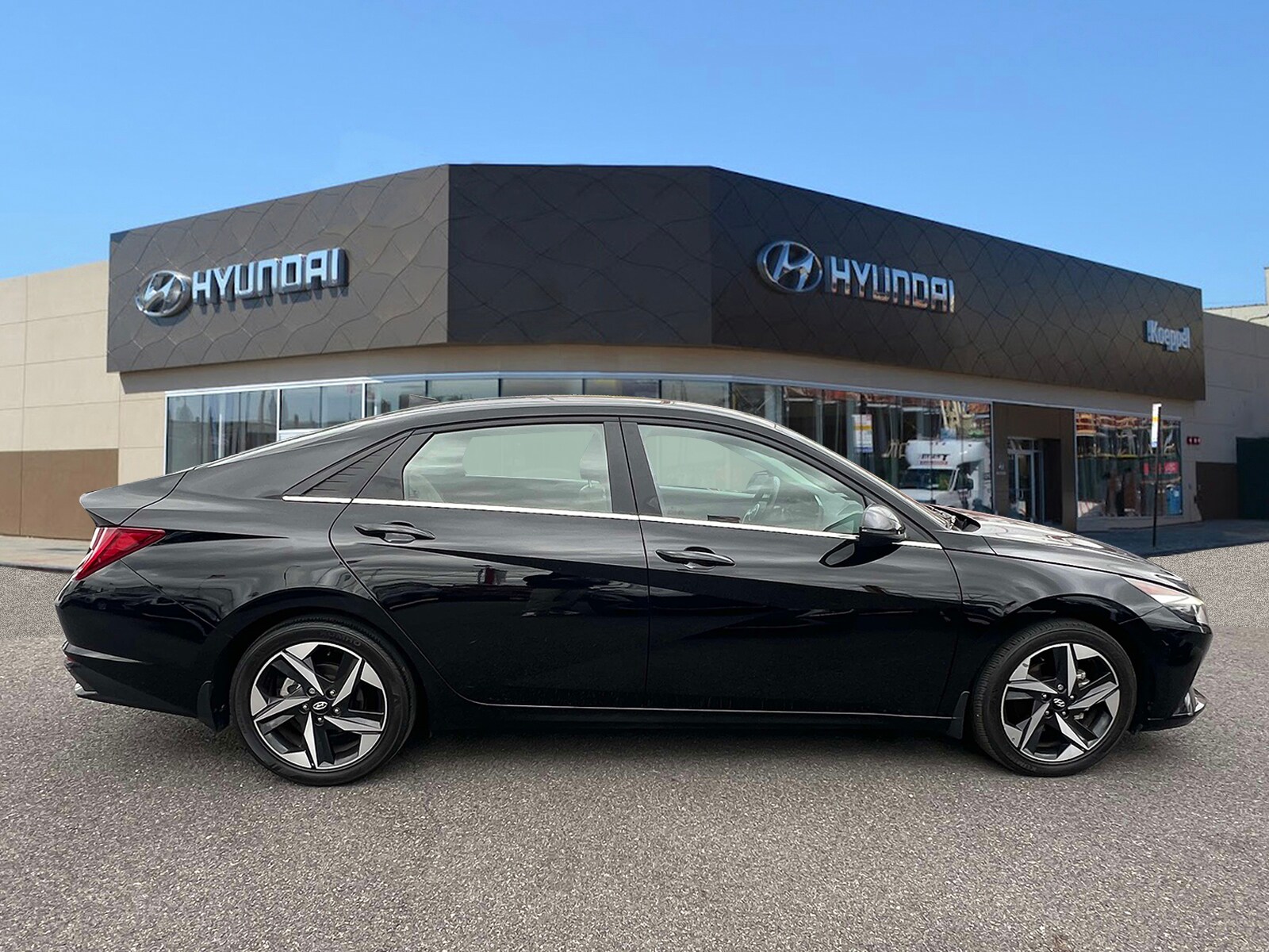 2022 Hyundai Elantra Limited photo 2