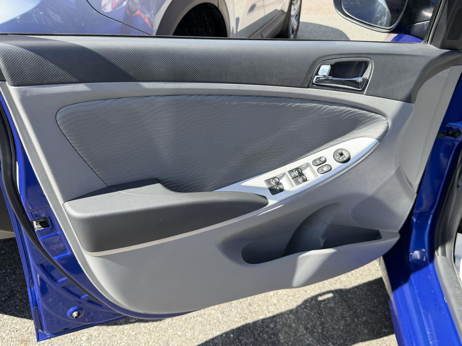 2013 Hyundai Accent GLS - Photo 16