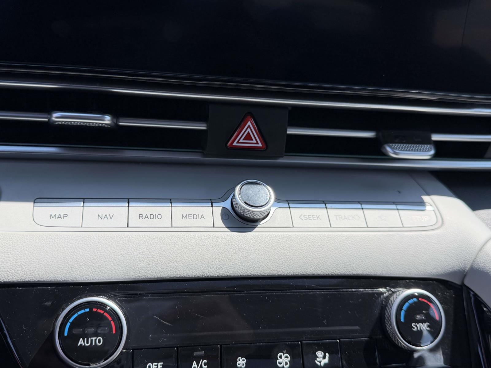 2024 Hyundai Elantra Limited - Photo 30