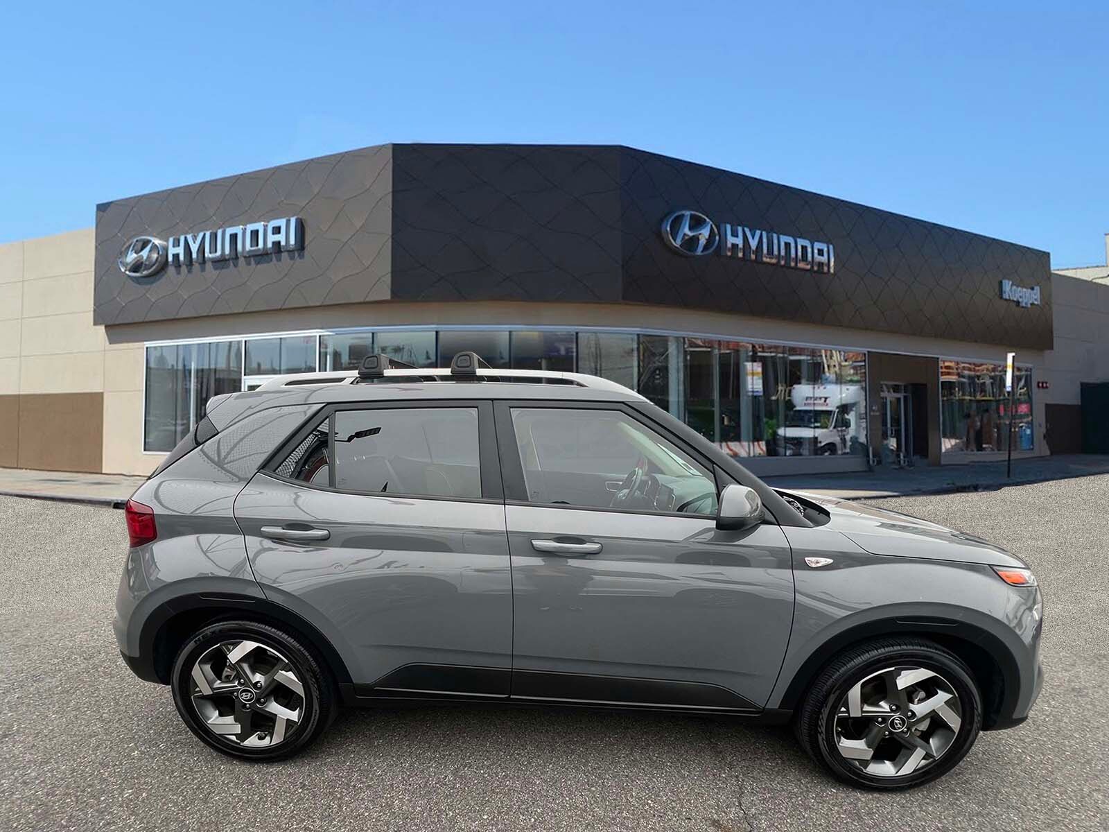 2023 Hyundai Venue SEL photo 3