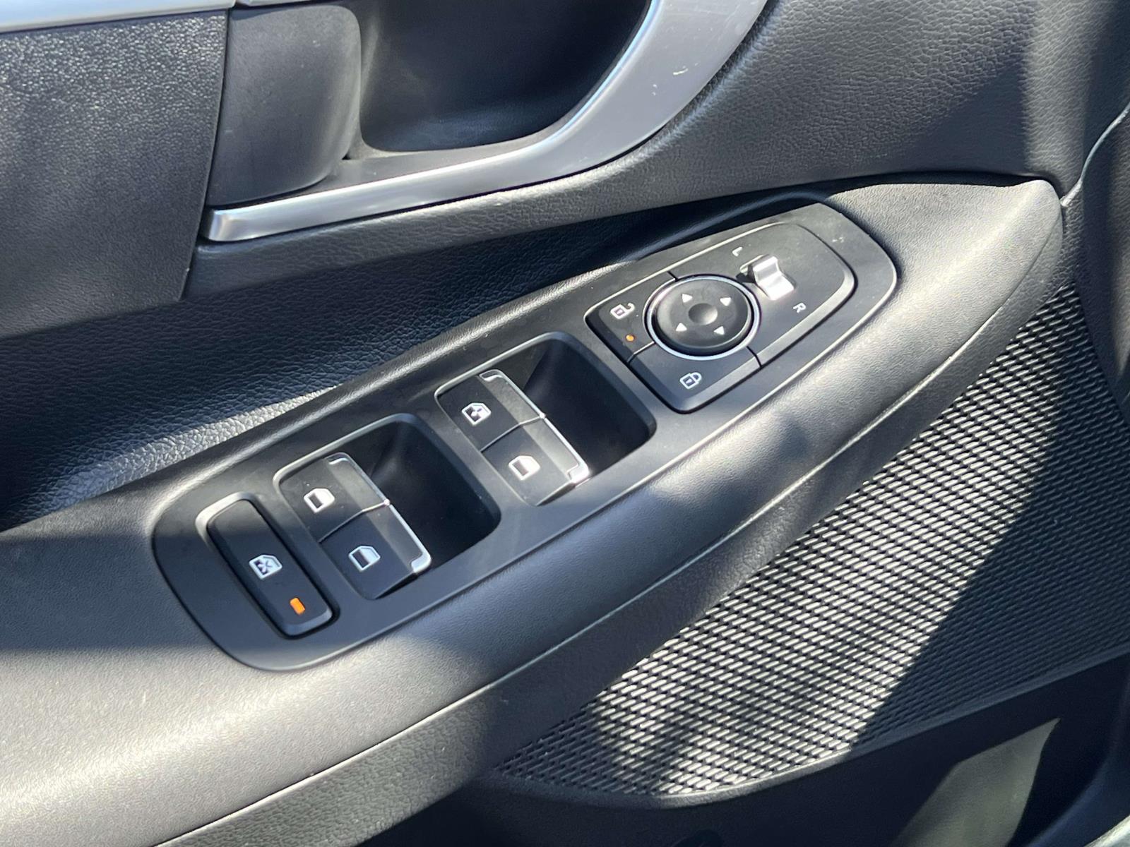 2025 Hyundai Sonata SE - Photo 16