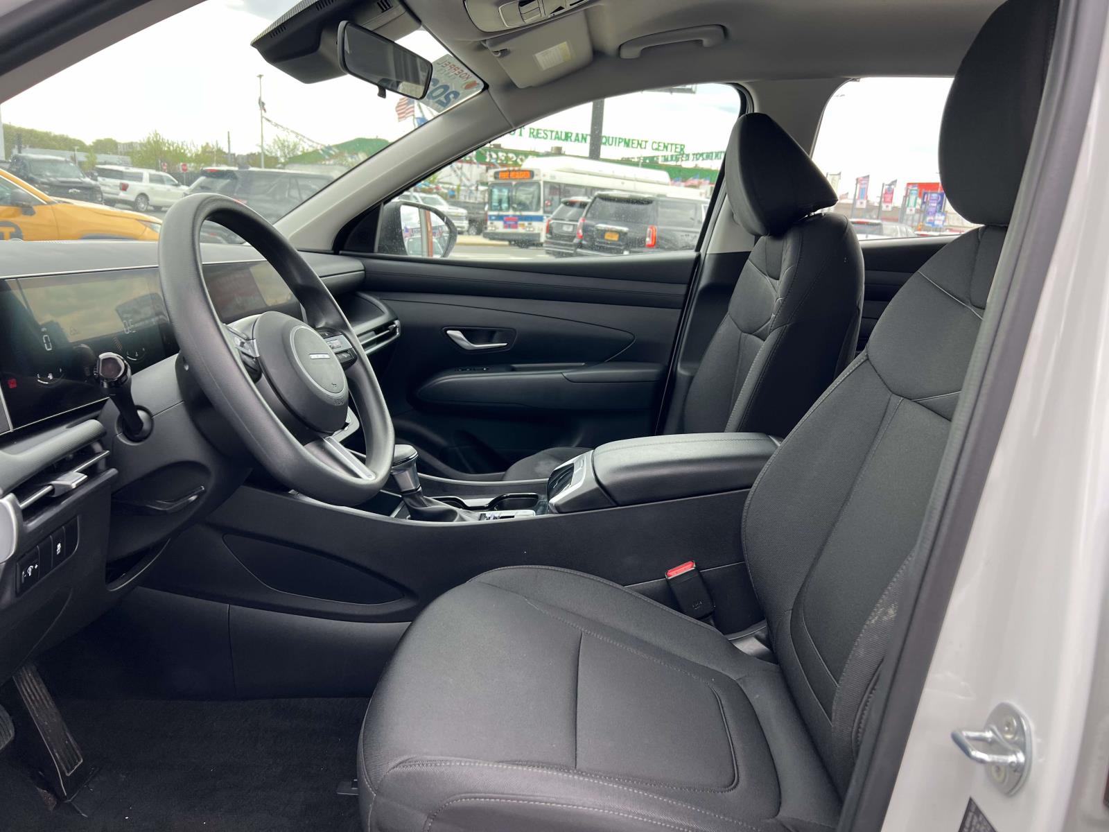 2025 Hyundai Tucson SE - Photo 16