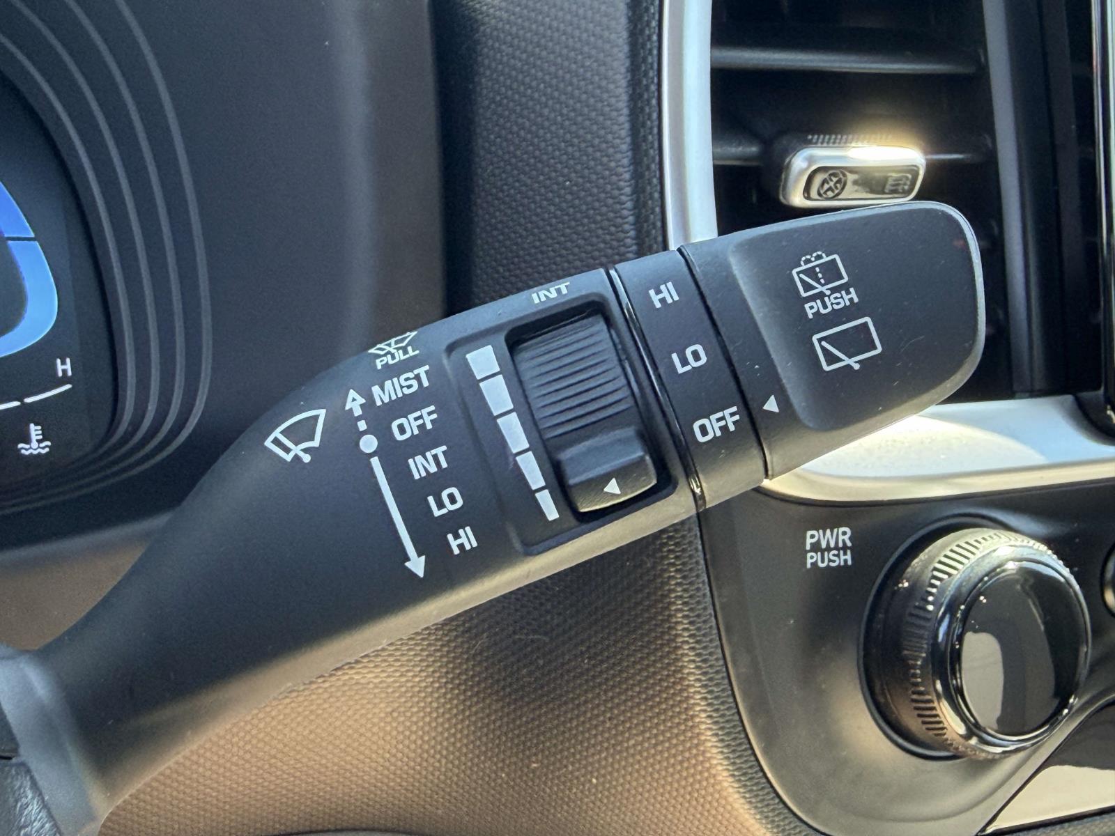 2023 Hyundai Venue SEL - Photo 25