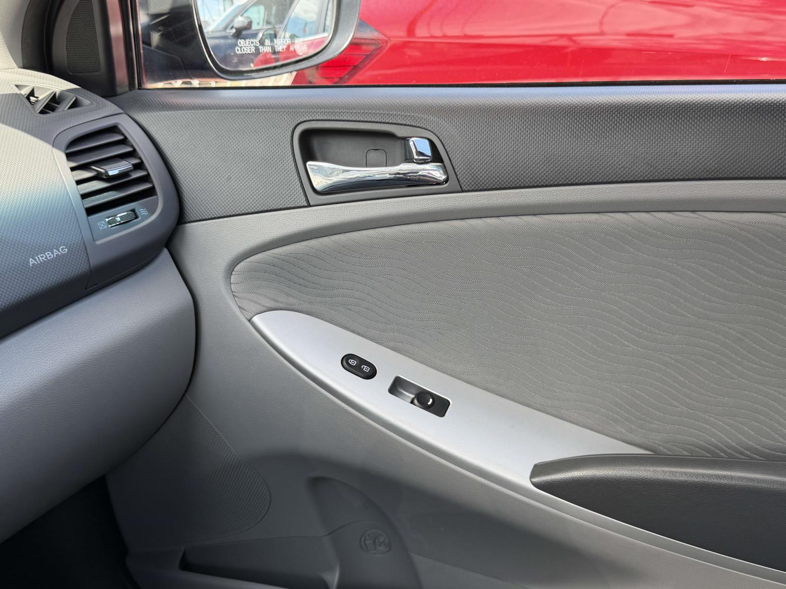 2013 Hyundai Accent GLS - Photo 38