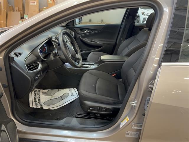 2023 Chevrolet Malibu 1LT photo 3