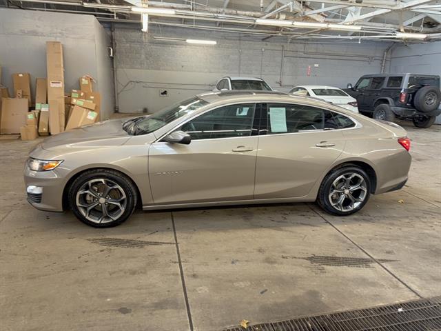 2023 Chevrolet Malibu 1LT photo 2