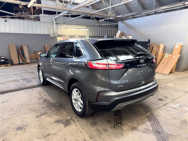 2022 Ford Edge SEL photo 3