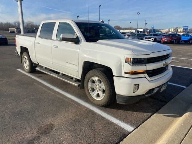 Used 2018 Chevrolet Silverado 1500 LT Z71 with VIN 3GCUKREC3JG549658 for sale in Redwood Falls, Minnesota