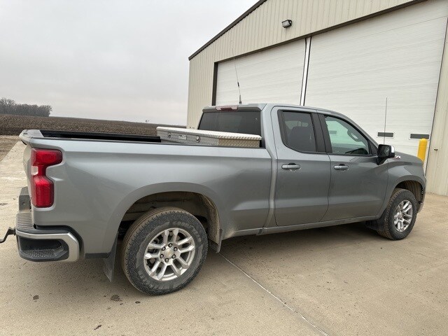 2023 Chevrolet Silverado 1500 LT photo 2