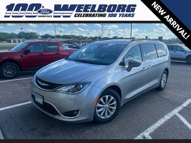 2017 Chrysler Pacifica Touring-L's photo