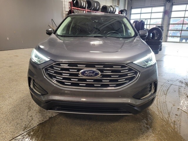 2024 Ford Edge Titanium photo 2