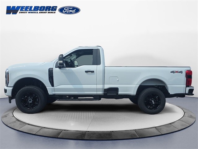 2025 Ford F-350 photo 2