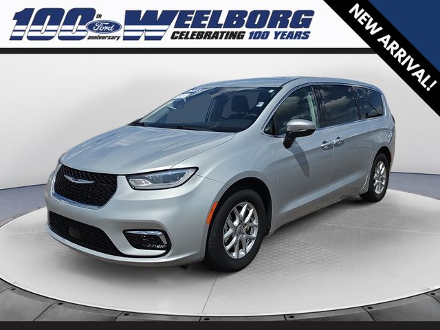2023 Chrysler Pacifica Touring L's photo