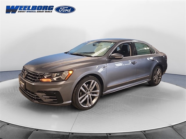 2017 Volkswagen Passat R-Line's photo