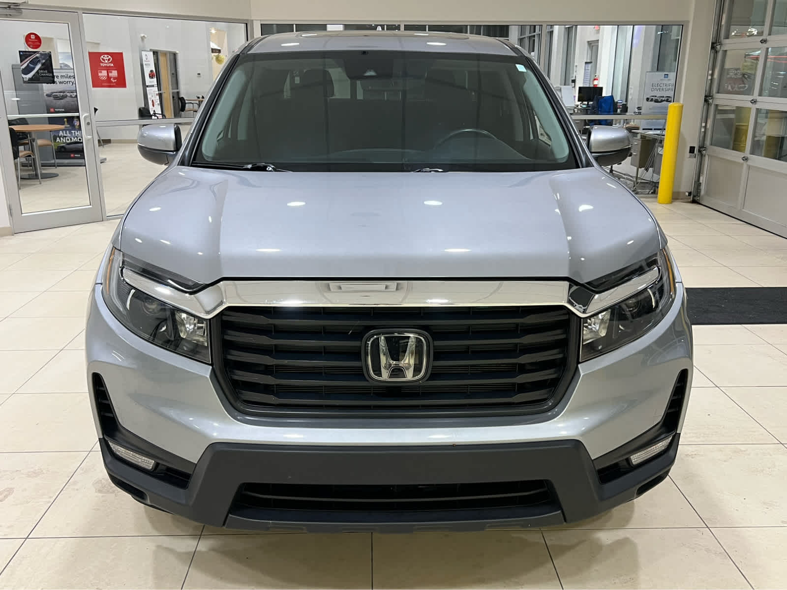 2023 Honda Ridgeline RTL photo 2