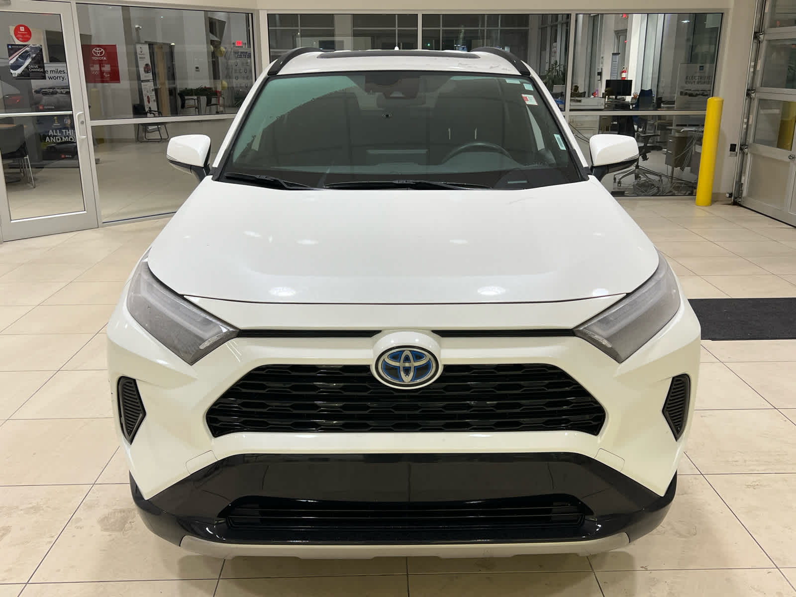 2022 Toyota RAV4 Hybrid SE photo 2
