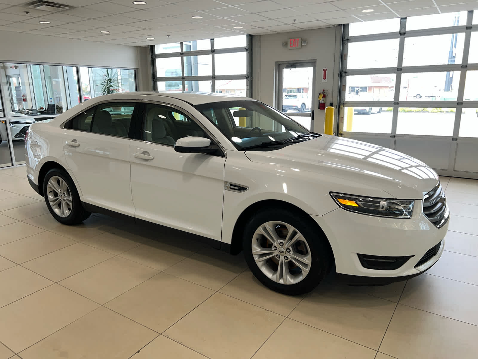 2018 Ford Taurus SEL FWD's photo