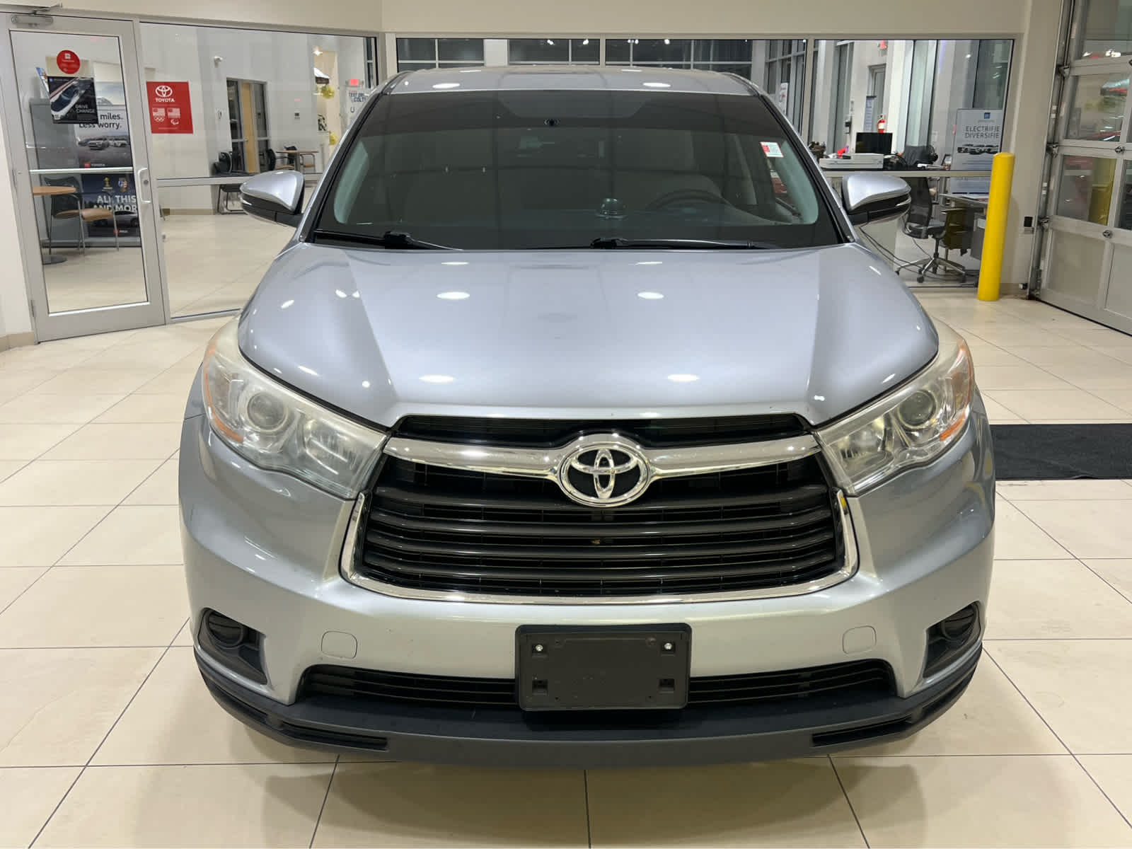 2015 Toyota Highlander LE photo 2