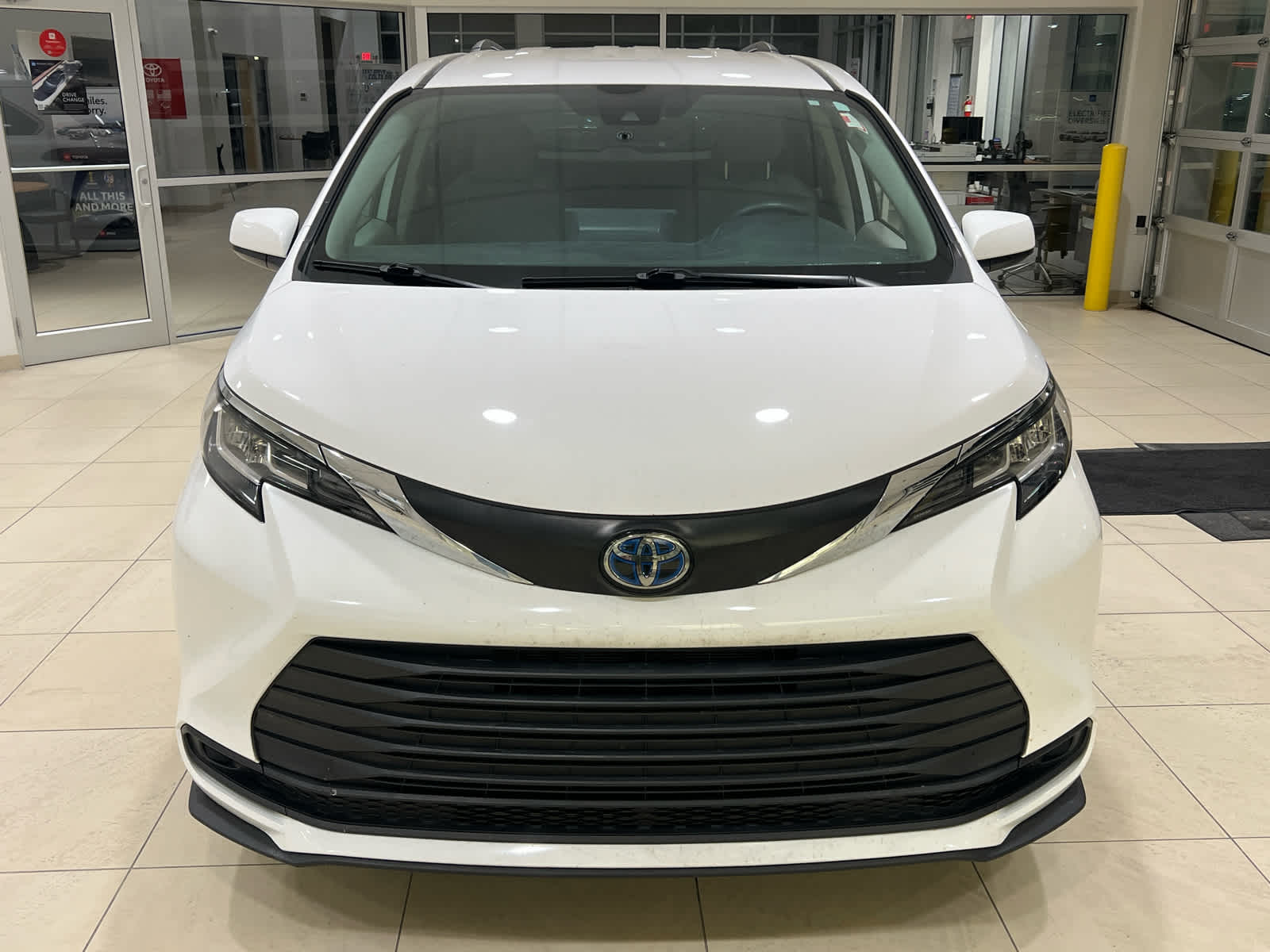 Used 2022 Toyota Sienna LE with VIN 5TDKRKEC8NS077684 for sale in Kokomo, IN