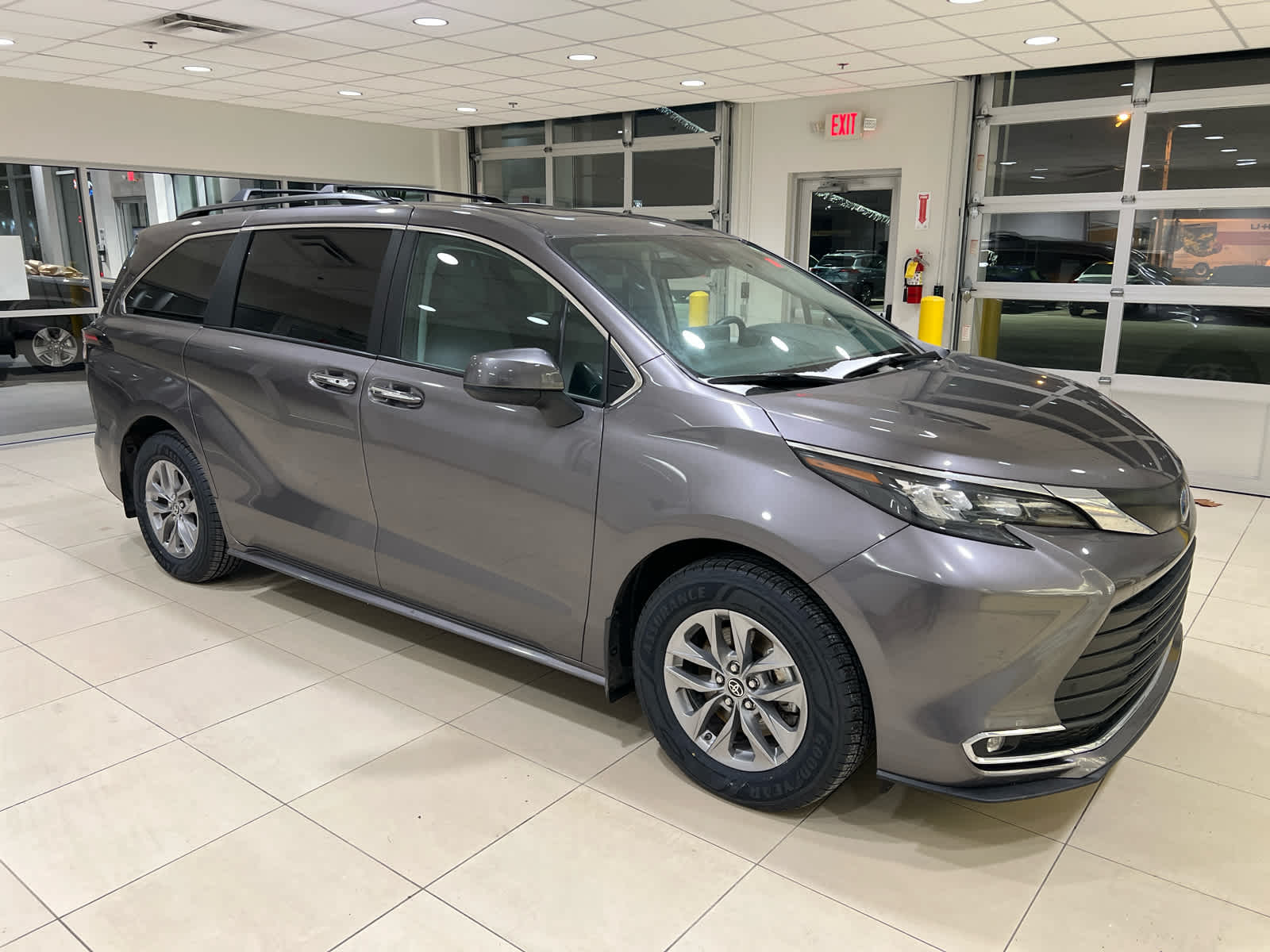 2024 Toyota Sienna XLE's photo